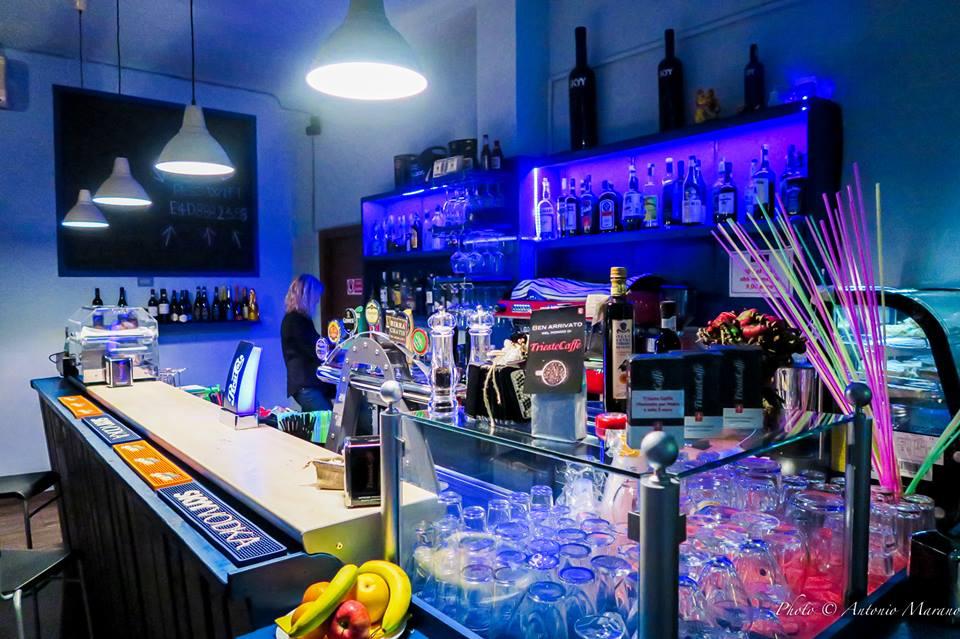 Il bancone illuminato di blu
