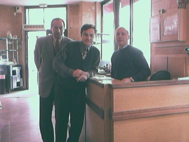 Al bancone della reception
