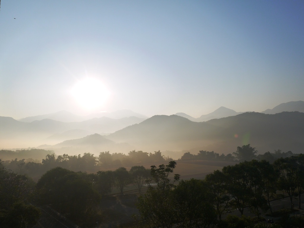山巒日出