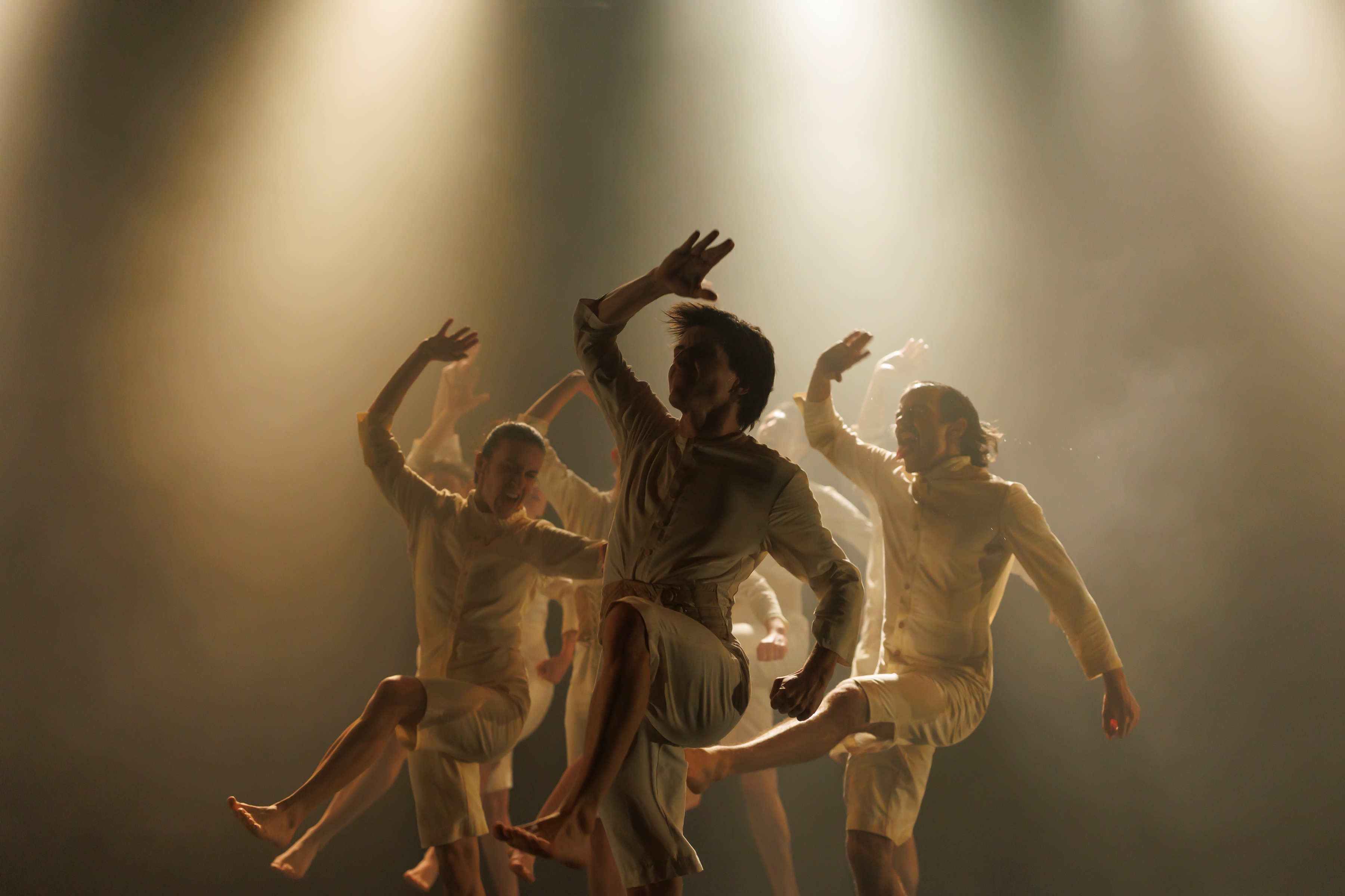 ƻfinMalta and tanzmainz dancers under warm stage light in Echoes