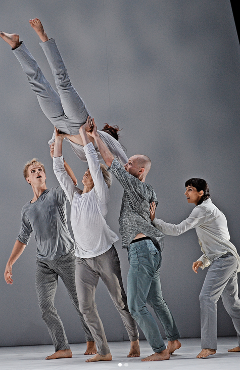 tanzmainz dancers in Fall Seven Times lifting a dancer overhead
