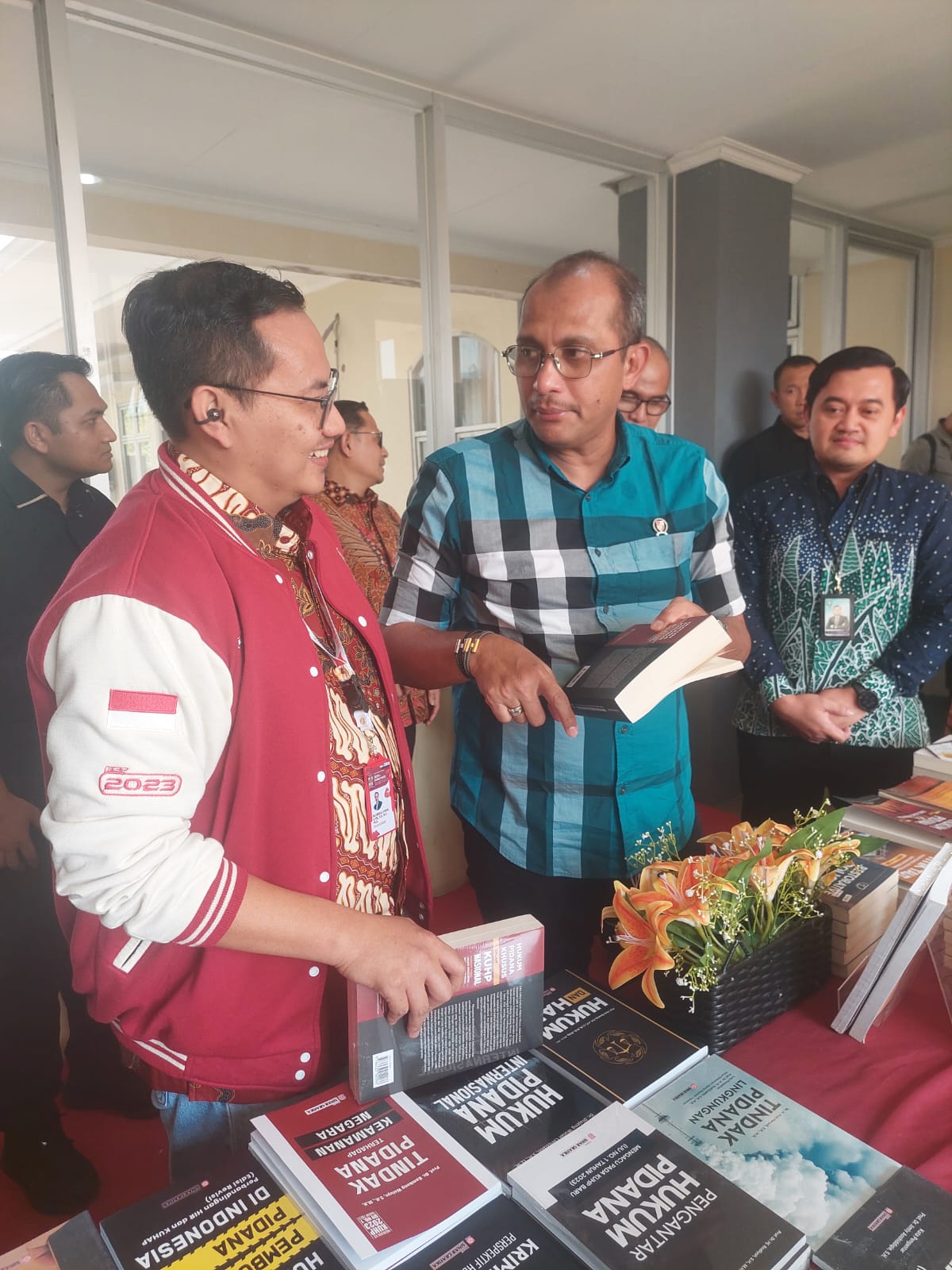 Kunjungan Prof. Eddy Hiariej (Wamenkum RI) di Booth Bumi Aksara & Lokakarya Nasional KUHP-KUHAP Baru di Universitas Diponegoro