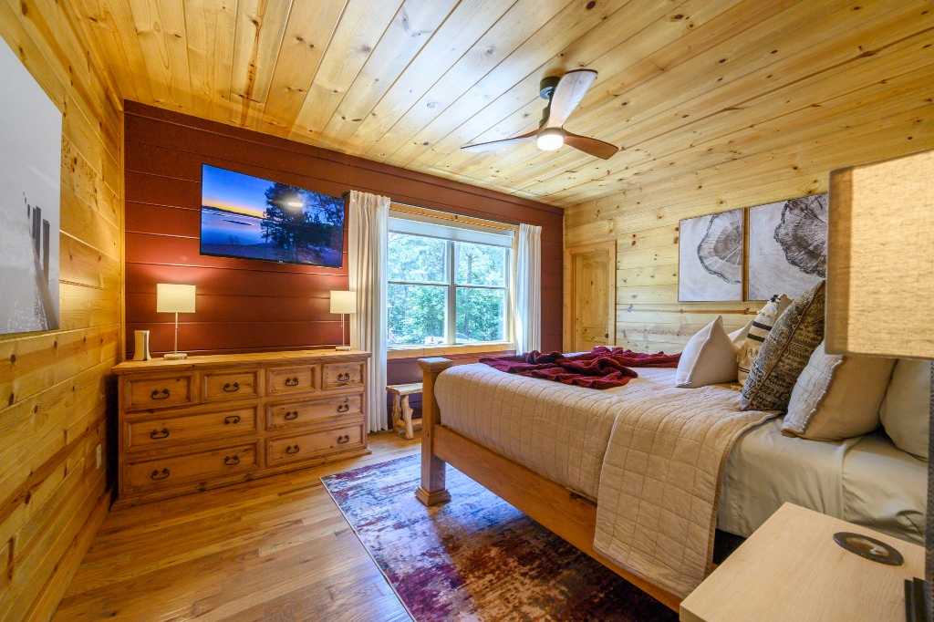 Buffalo Room - Wooden Bed & Forest Views