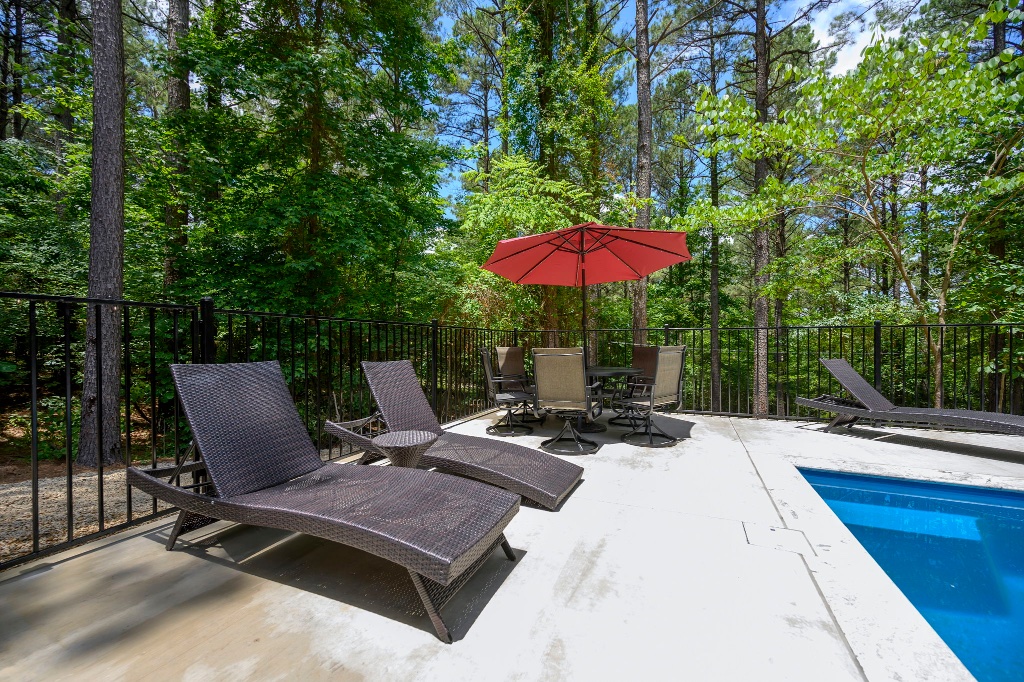 Pool - Lounge Chairs & Float Chairs