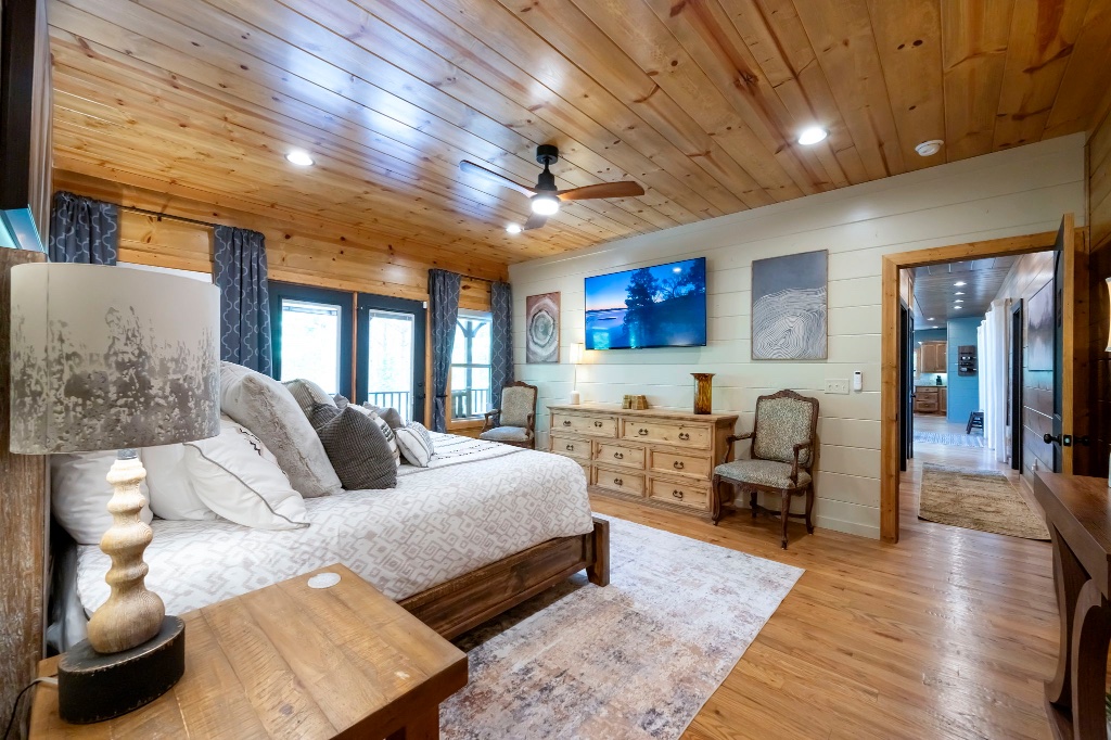 Stallion Room - TV & Patterned Chairs