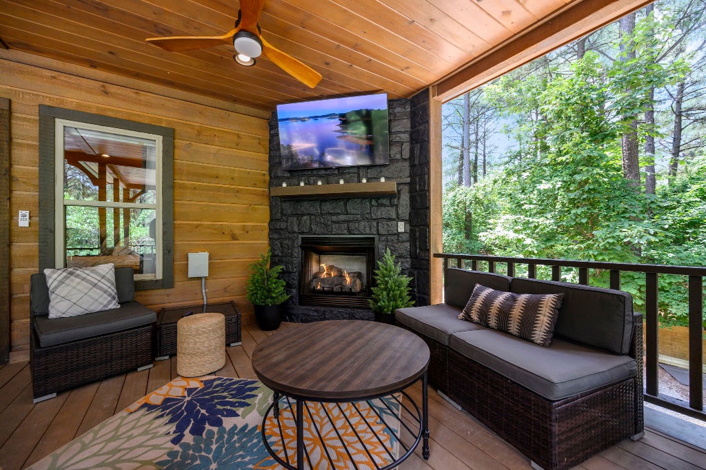 Upper Deck - Open Air with Fire Pit Table & Seating