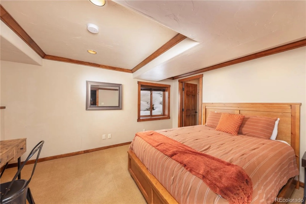 Lower Bedroom - Queen