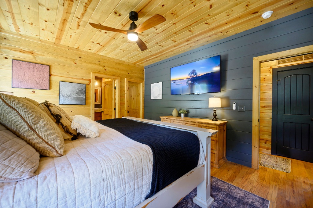 Squatch Room - TV & Wooden Dresser