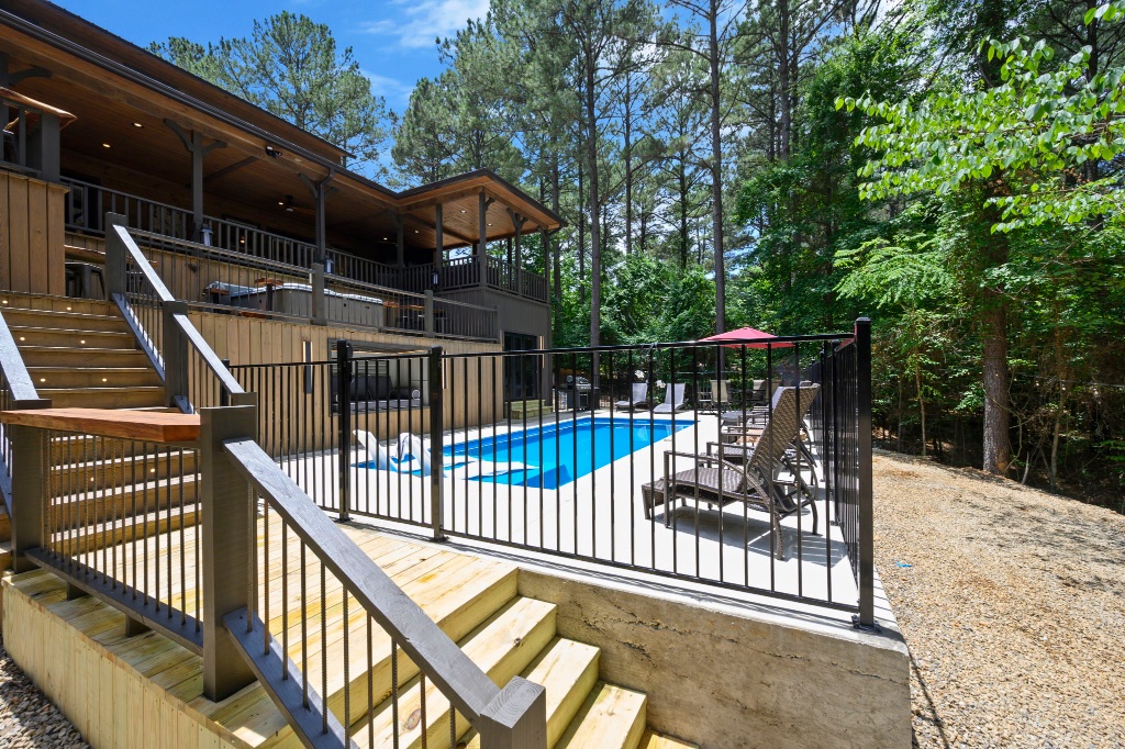 Pool Stairs & Yard - Overview