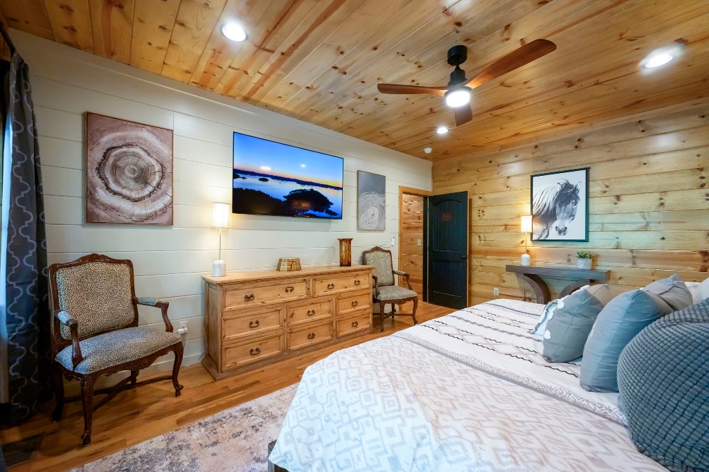 Stallion Room - King Bed with Horse Artwork