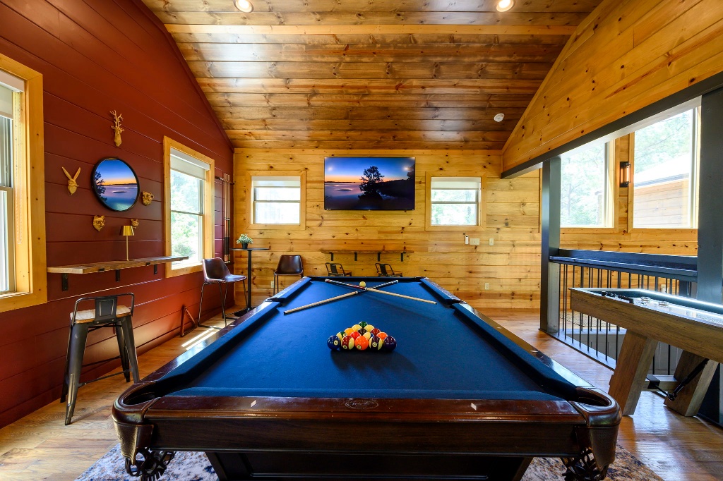 Game Room - Pool Table, Bar Cabinet & TV