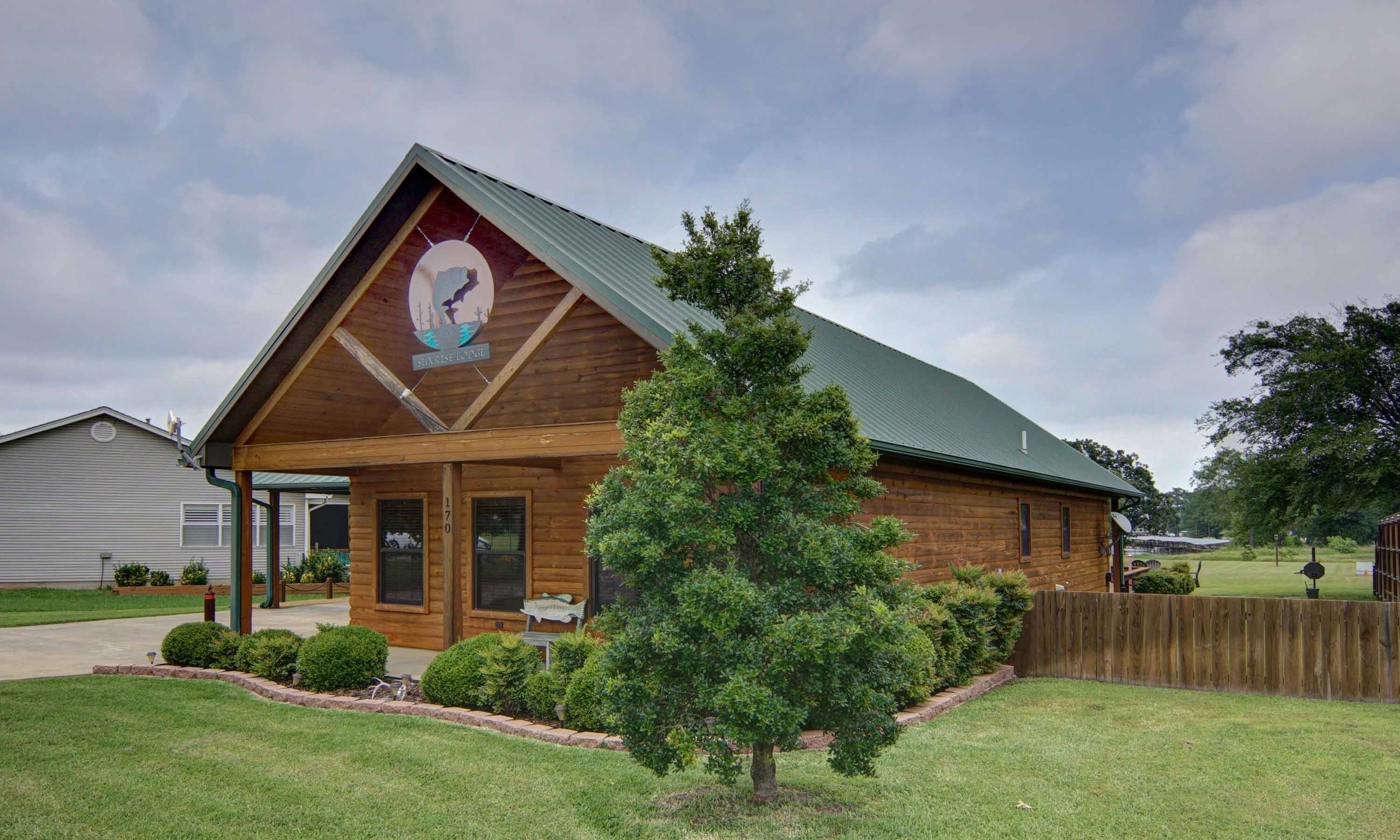 Sunrise Lodge - Front Exterior