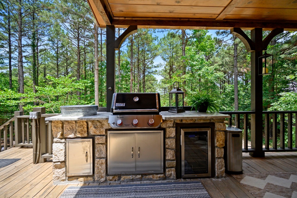 Outdoor Kitchen - Weber Grill & Granite Counter