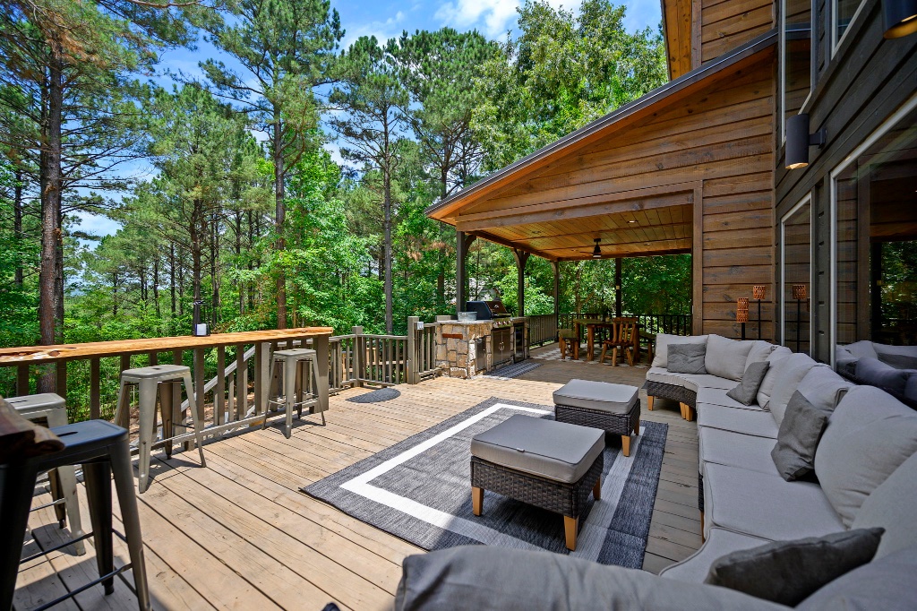 Main Deck - Outdoor Sofa, Bar & Outdoor Kitchen