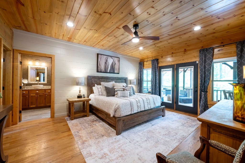 Stallion Room - King Bed & TV