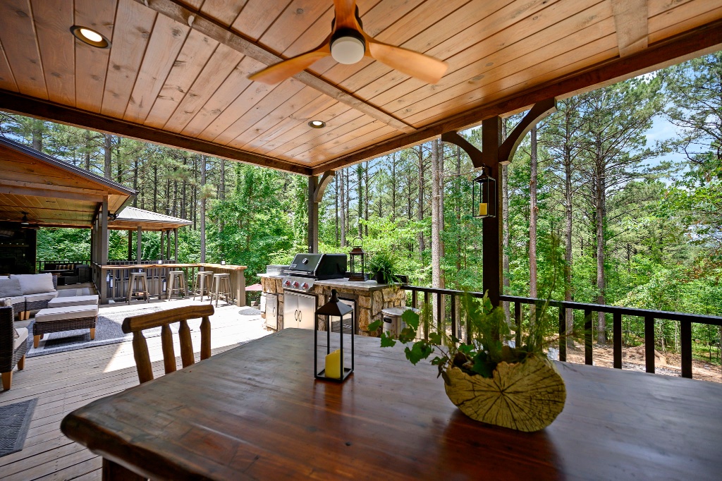 Outdoor Dining - Table with Outdoor Kitchen View