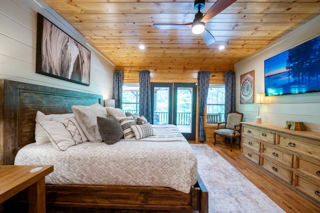 Stallion Room - Wooden Ceiling & King Bed