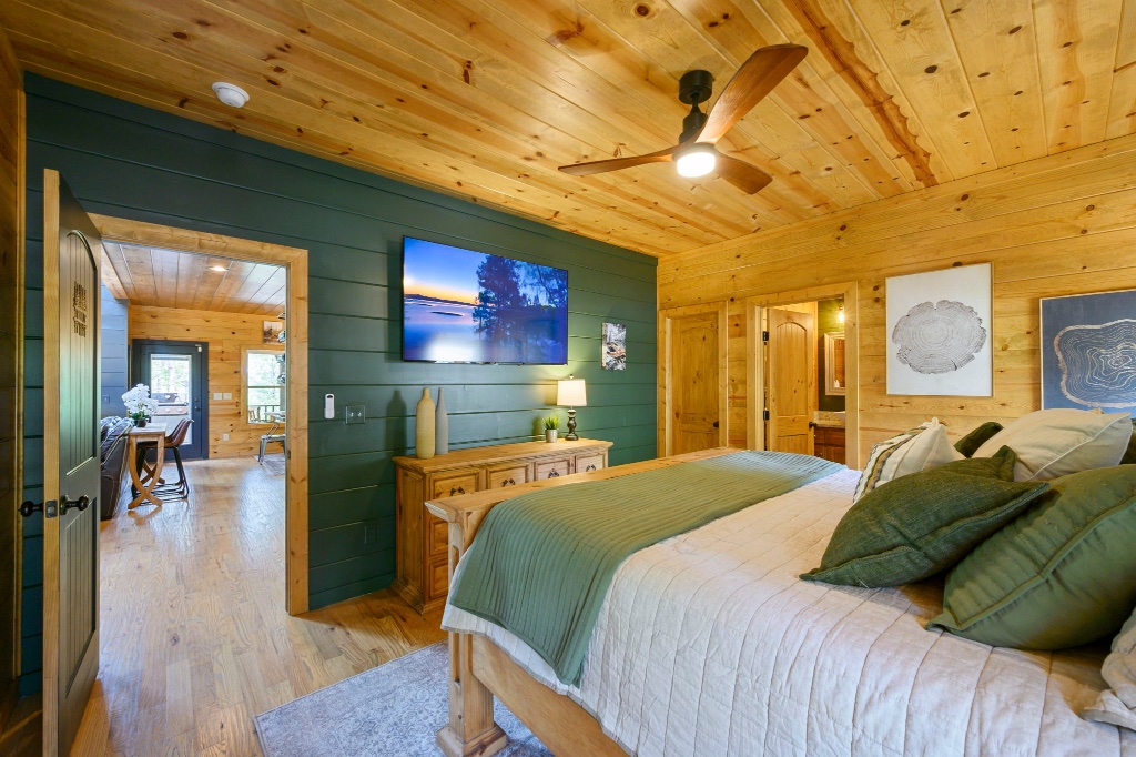 Bear Room - King Bed with Green Bedding