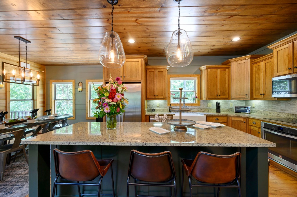Kitchen - Farmhouse Sink & Stainless Appliances