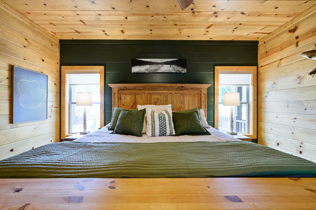 Bear Room - Bed, TV & Dresser