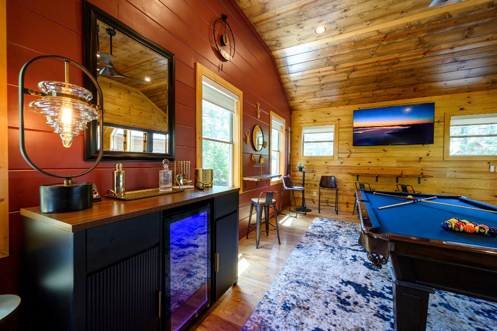 Game Room - Pool Table & Bar Seating