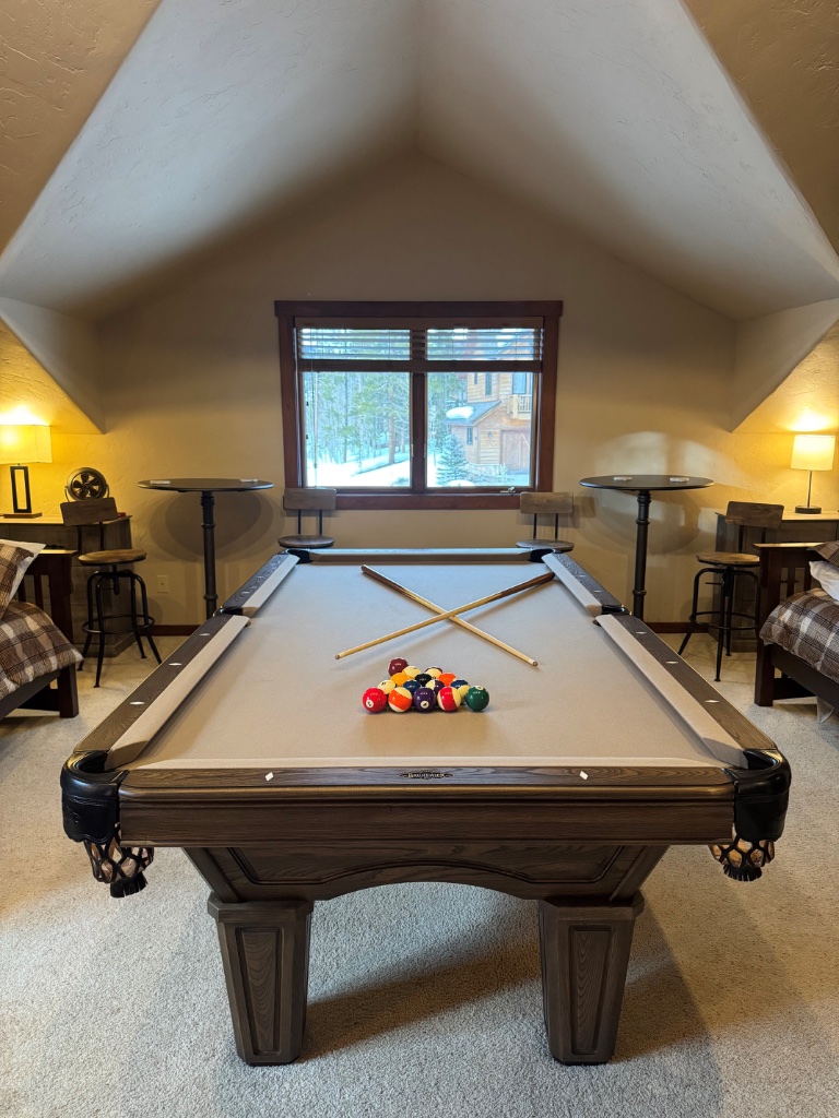 Pub Room - TV, Poker Table & Lounge