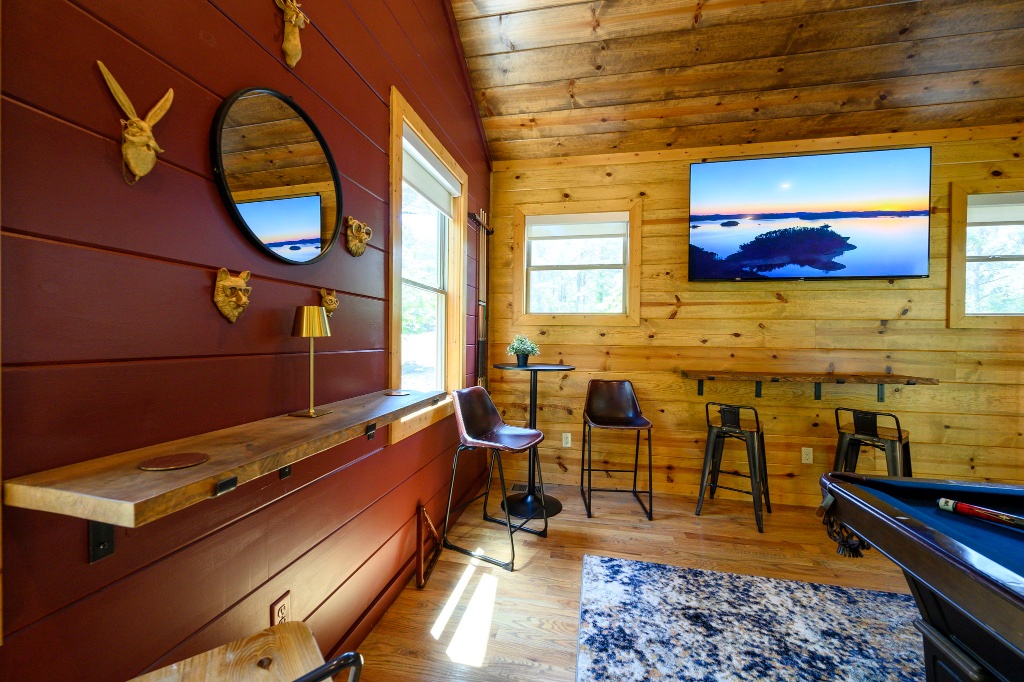 Game Room - Pool Table & TV