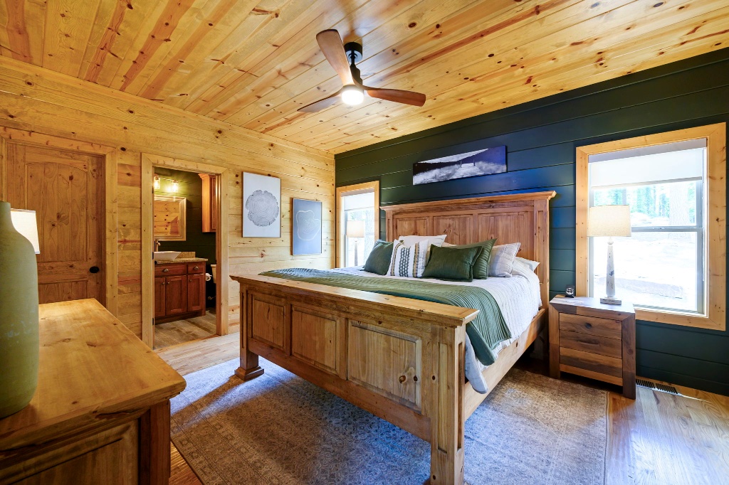Bear Room - King Bed & TV