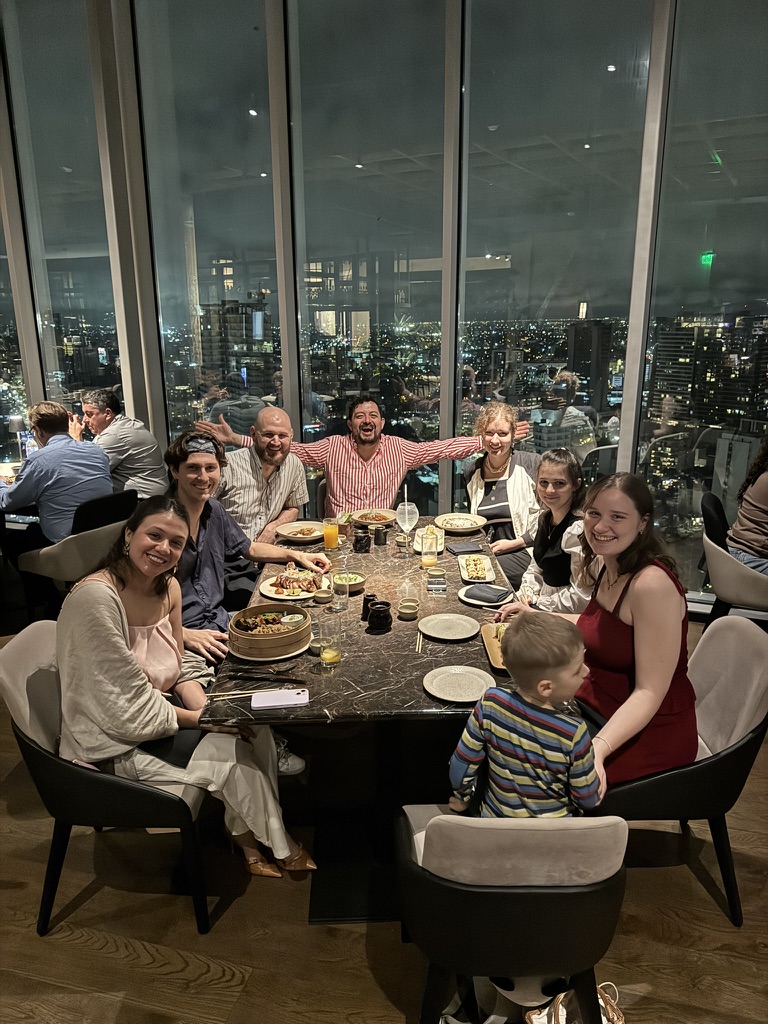 Teamabend mit Blick auf eine Stadt bei Nacht