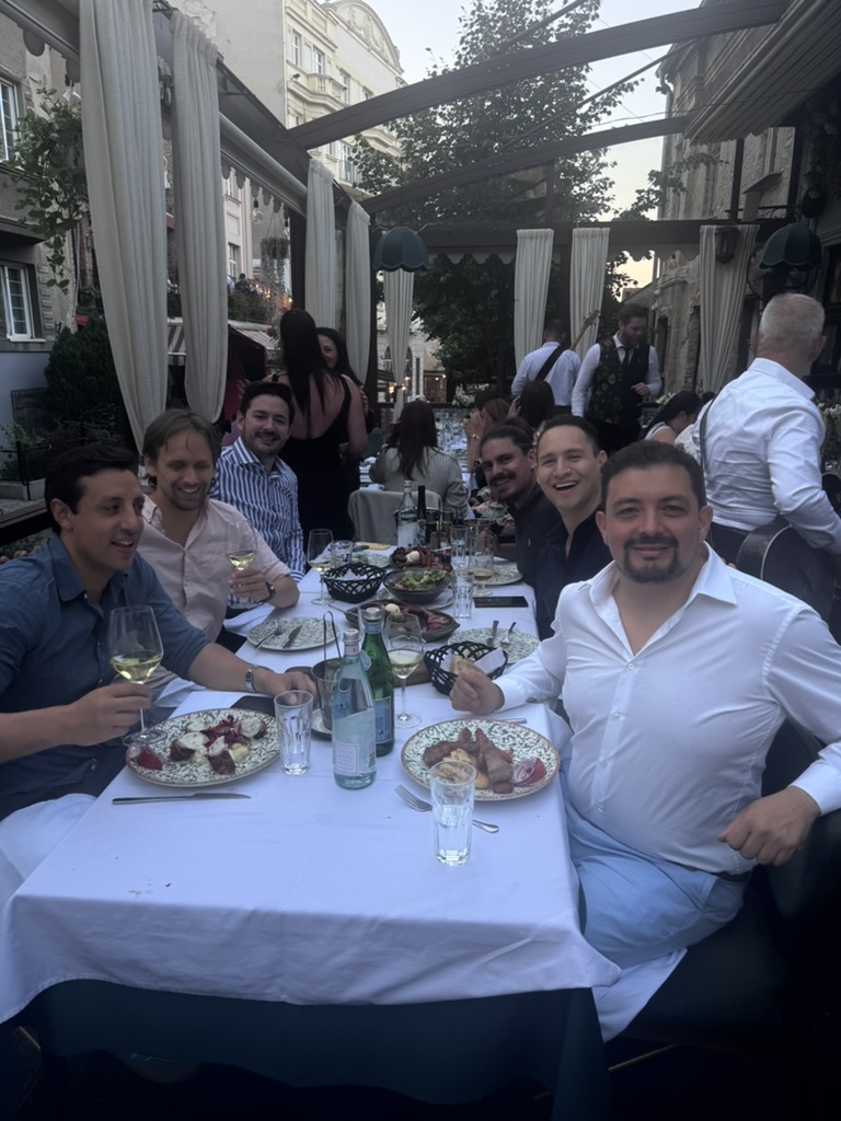 Teammitglieder beim gemeinsamen Abendessen