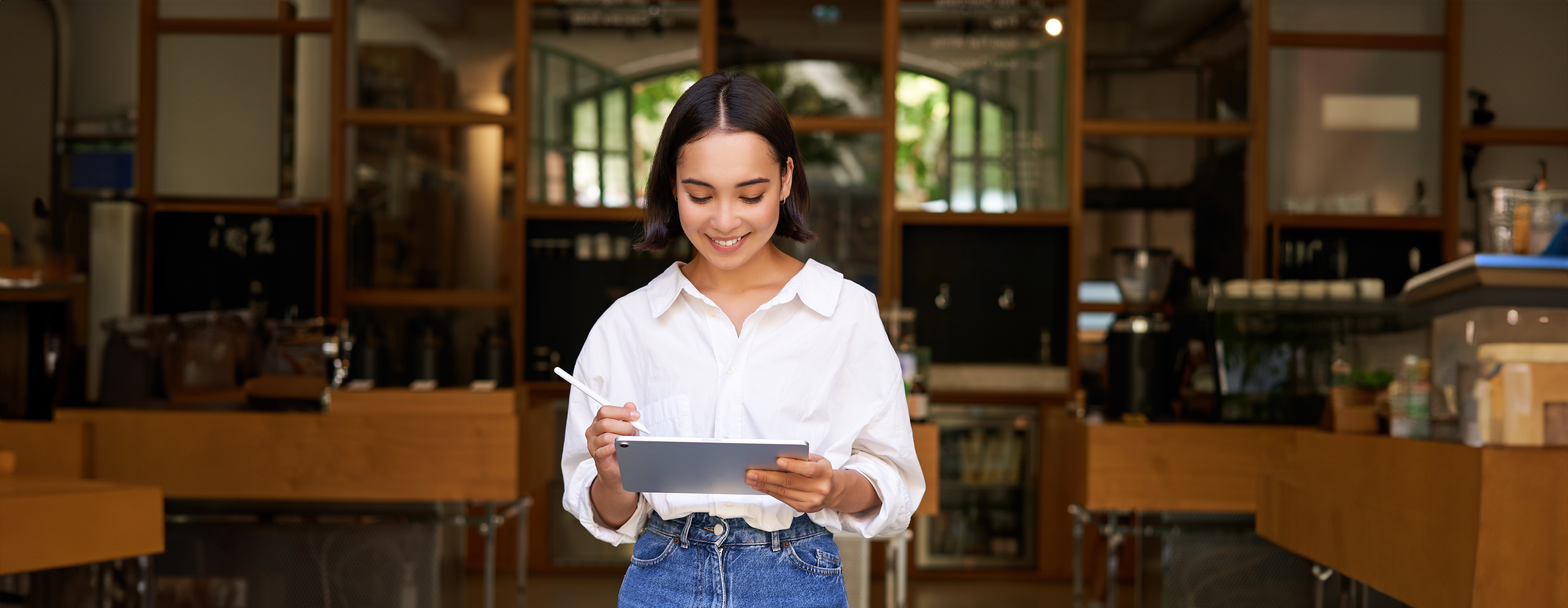 Empresaria PYME usando una tablet en su negocio