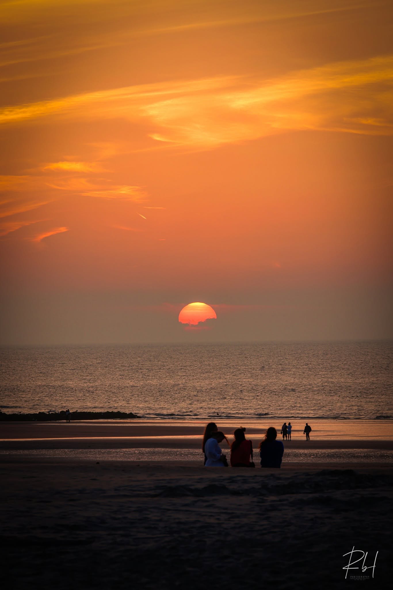Silhouettes face au soleil couchant