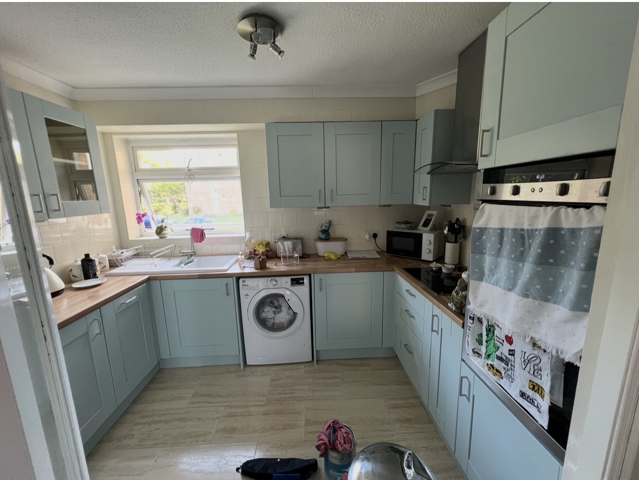 Kitchen after spraying, with blue-grey cupboard doors
