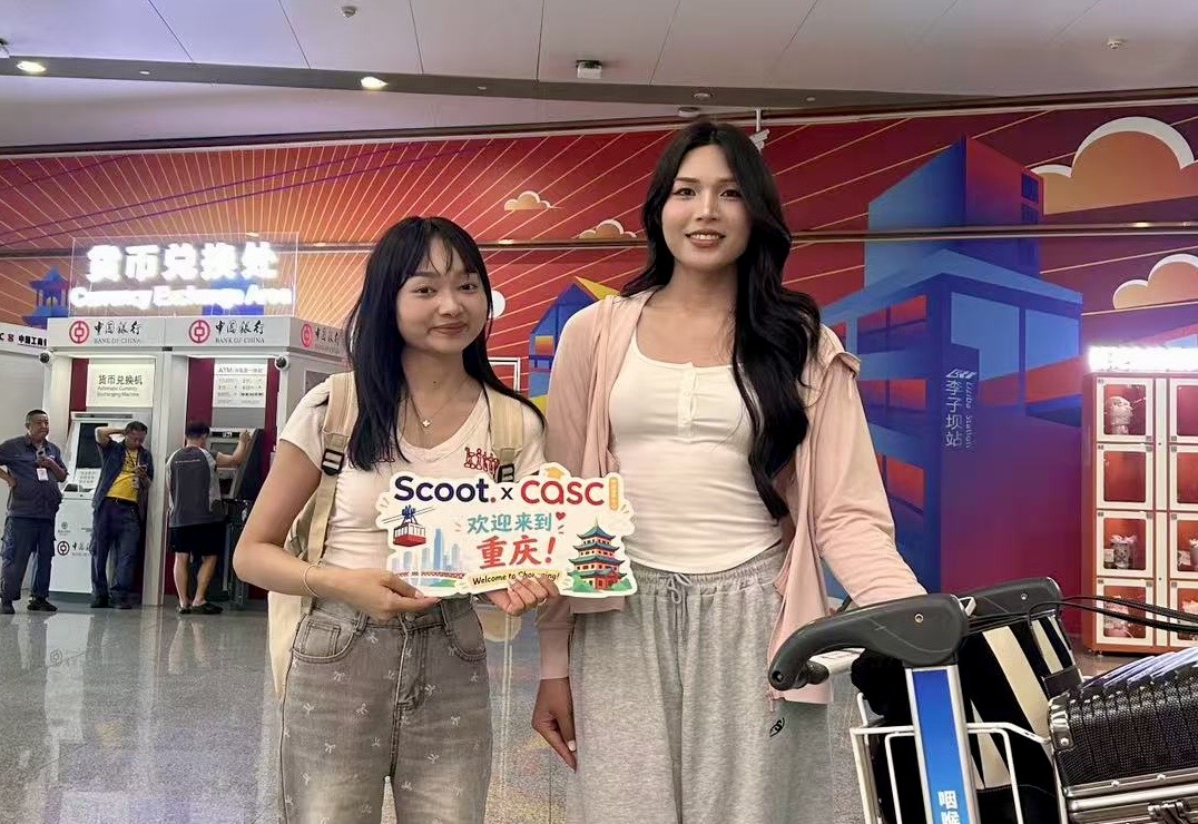 Scoot welcoming students at the airport