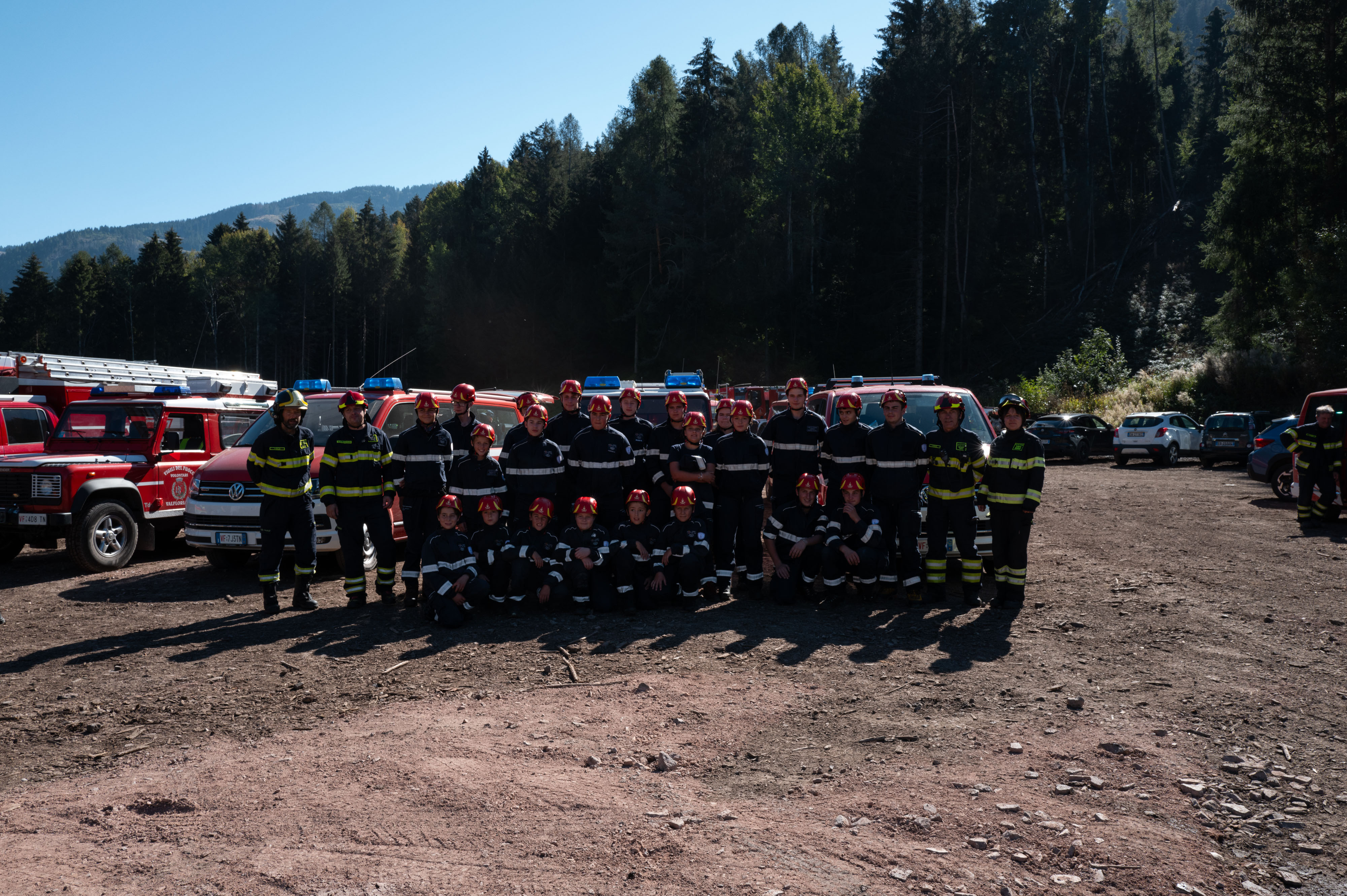 The trainees of the volunteer firefighters gathered in front of the vehicles