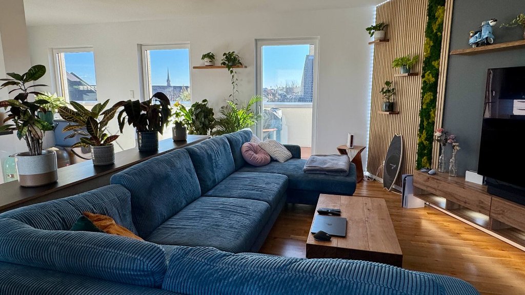 Moderne Küche mit Terrassen-Ausblick