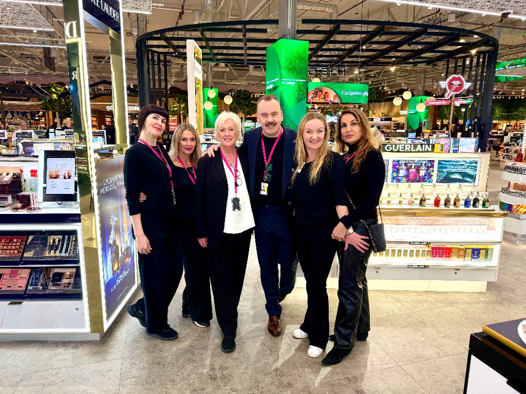 STHLM Retail Staff team at Guerlain counter