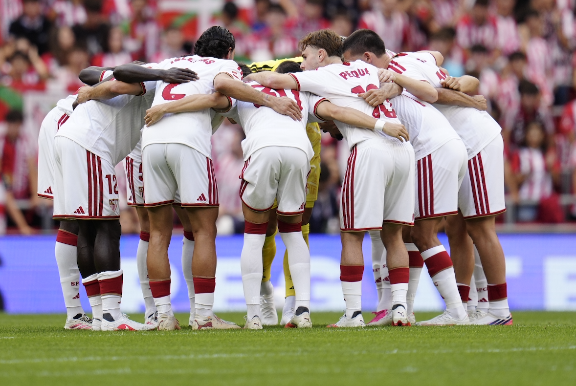 Sevilla FC players huddle