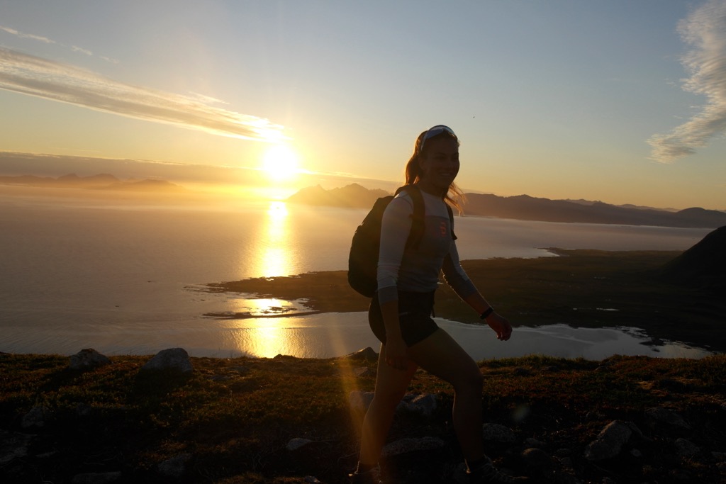 Vandrer mot solnedgang i Lofoten