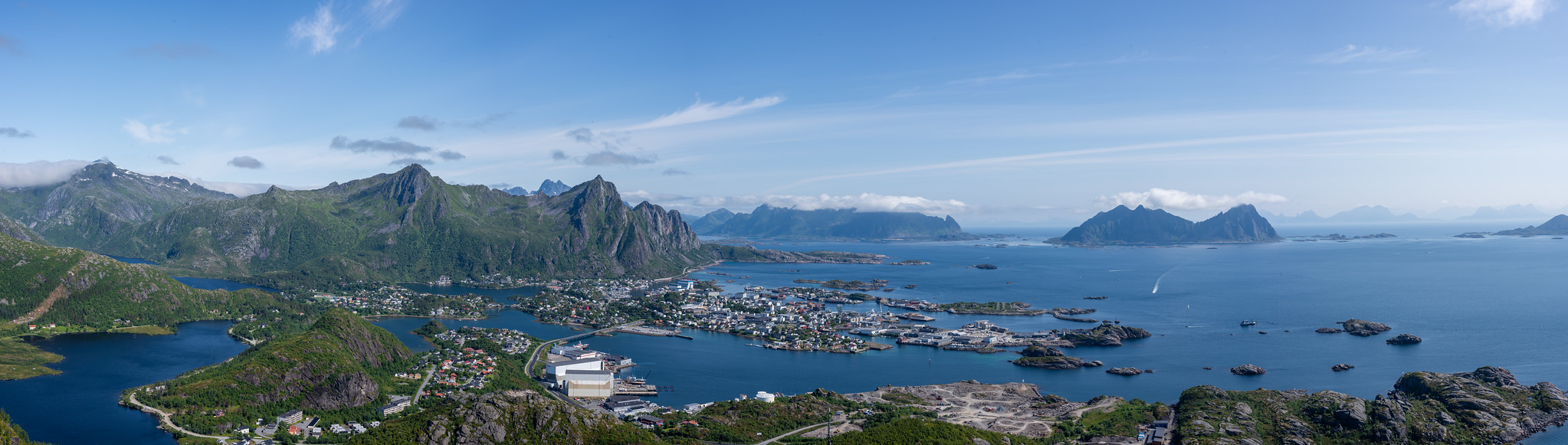 Svolvær og Lofoten fra fugleperspektiv