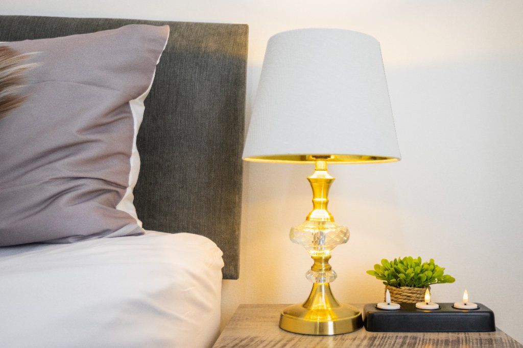 Second bedroom lamp and bedside