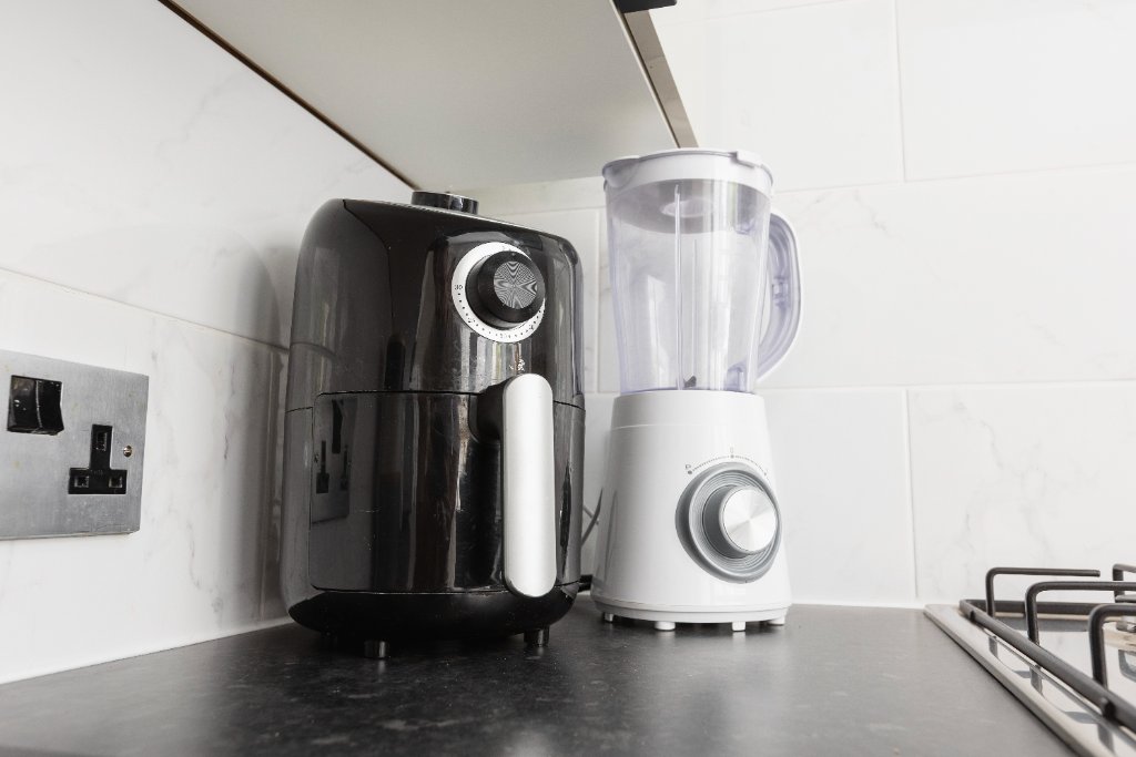 Air fryer and blender kitchen appliances
