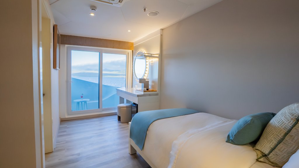 Single suite aboard M/C Elite with ocean-facing door
