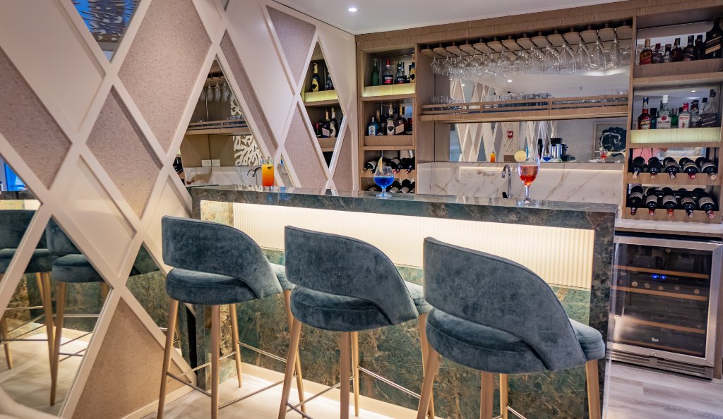 M/C Elite bar with seating and bottle display