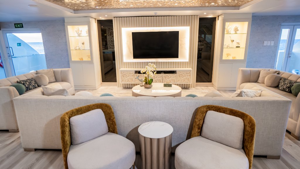 M/C Elite briefing area with comfortable seating