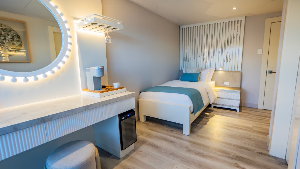 M/C Elite single suite with vanity and bed