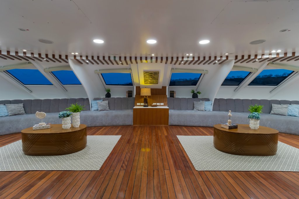 M/C Ocean Spray spacious open exterior deck