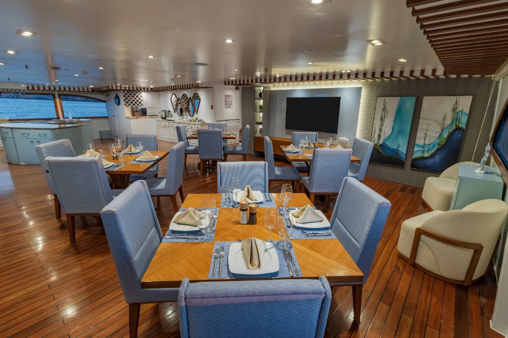 M/C Ocean Spray exterior deck and life ring in the Galápagos