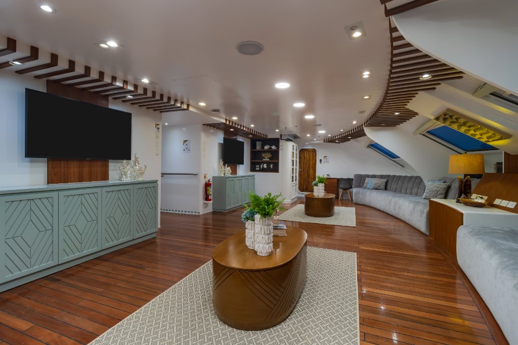 M/C Ocean Spray main deck social area