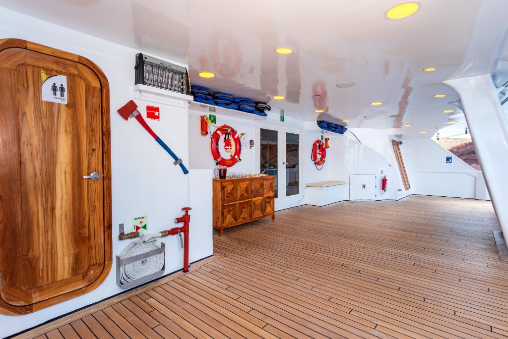 M/C Ocean Spray sky deck jacuzzi beneath the mast